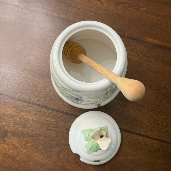 Lenox butterfly meadow honey jar with lid and wooden honey dipper. - Picture 4 of 7